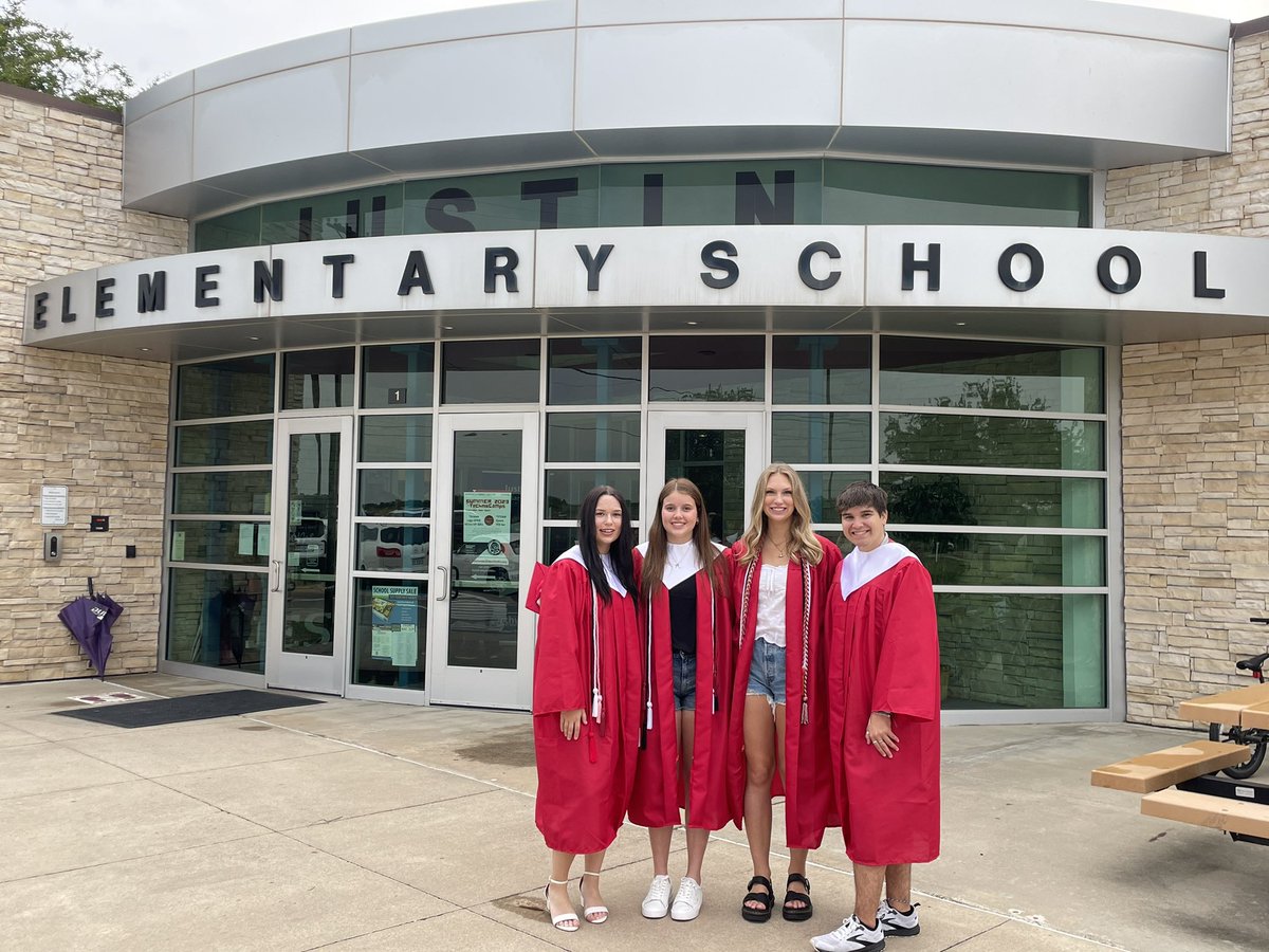 JoJoJames14's tweet photo. It’s almost time to graduate! So excited to watch your futures unfold! @JustinJags @NHSTexans https://t.co/PlnE6zGnSM