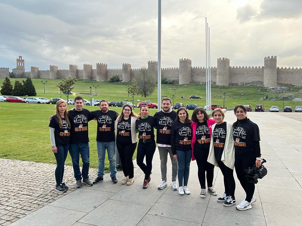 SLNANEZ_UCAV's tweet photo. Y por último el equipazo de @UCAVILA_ @ucav_divulga sin el cual #PintOfScience #PINT23AVI no habría sido posible 👇🏻👏🏻👏🏻 https://t.co/UNXAQFfEeH