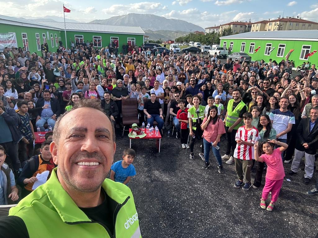 Ve 12 okul teslim edildi.💚

Adıyamanda bugün açtığımız okullar:

Eskisaray Anaokulu
Yunus Emre İlkokulu 
Emniyet Ortaokulu 
Halk Eğitim Müd.Derslikleri
Atatürk Ortaokulu
Gölbaşı Anadolu Lisesi

Sırada 1300 adet çelik konut var.
Hepsini en yakın zamanda bitirip teslim edeceğiz 🙏