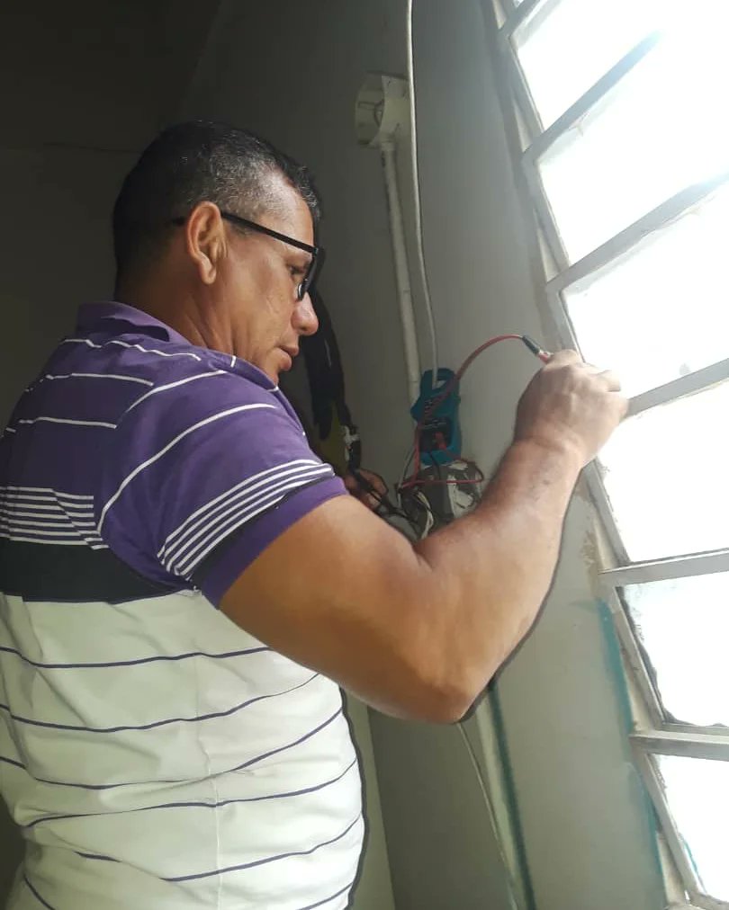 fundabitguaric2's tweet photo. #Hoy Desde el Cbit licenciado Francisco Aranda se restableció la conexión eléctrica y reparación de iluminarias para la operatividad del espacio. @NicolasMaduro @_LaAvanzadora @Fundabit_

 #BastaDeArroganciaImperial https://t.co/YhhWGbrHOf