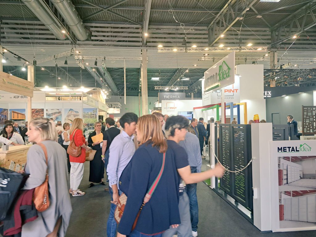 ConsulMexBCN's tweet photo. En el salón #Construmat en #Barcelona, feria de referencia en España sobre construcción sostenible, conversamos sobre proyectos y posible colaboración con las empresas @btvbuzones1962, @cementosMolins y Ceranor SA, todas con filiales en México https://t.co/lmO4xYvW9F