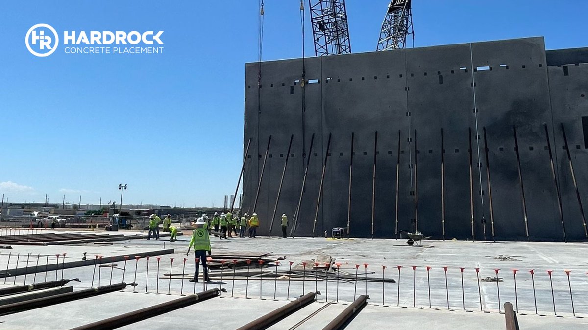 🌟 Progress powered by teamwork! The NTT Global Data Centers PH2 project is making remarkable headway as our team lifts panels with precision and expertise. 🙌🏗️
#gohard #teamhardrock #teamwork #NTTGlobalDataCenters #innovation #datacenter #concrete #HardrockConcretePlacement