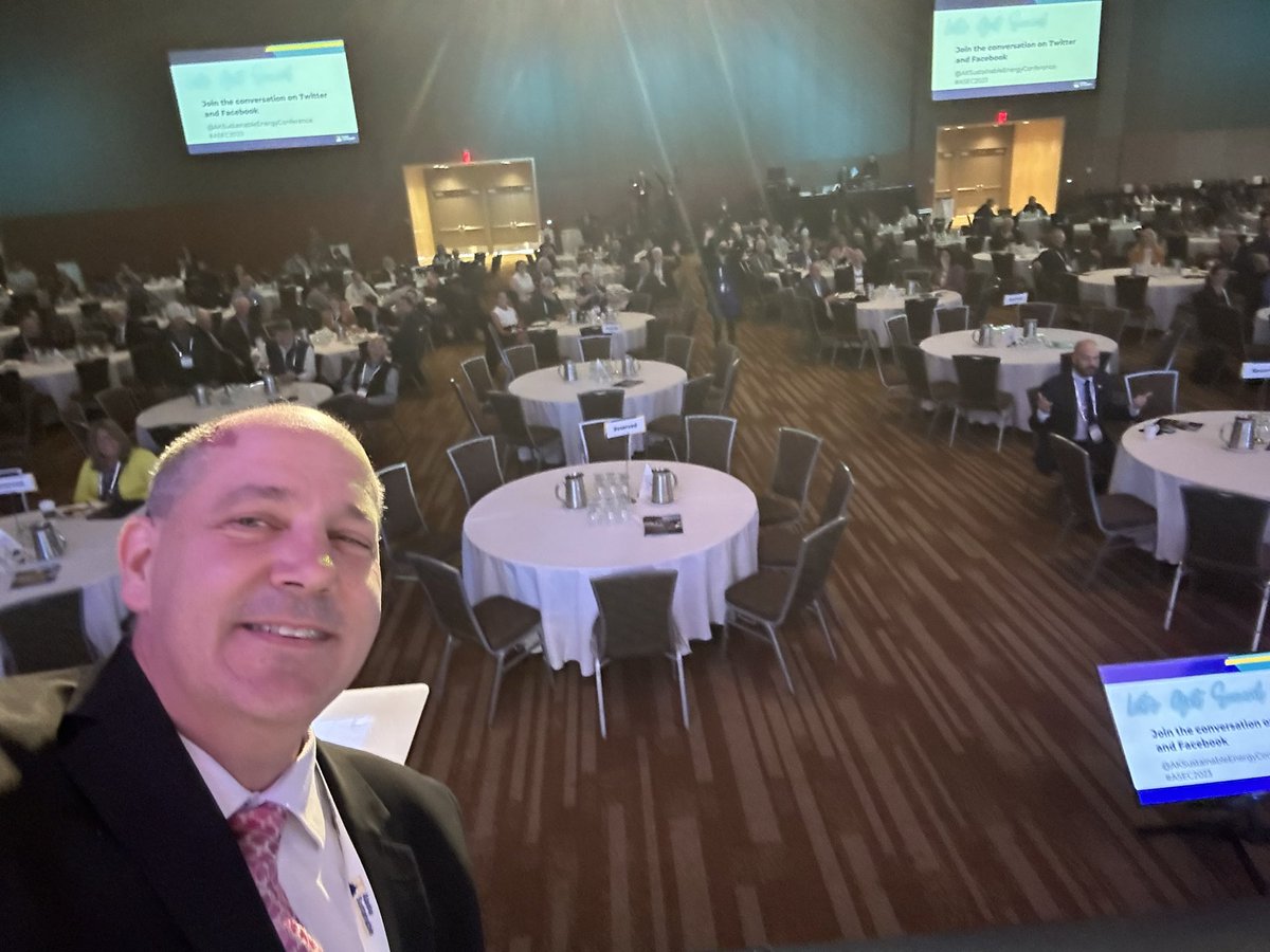 jasonbrune's tweet image. Moderating today at @GovDunleavy&apos;s Alaska Sustainable Energy Conference! Selfie with the 900+ conference attendees #ASEC2023