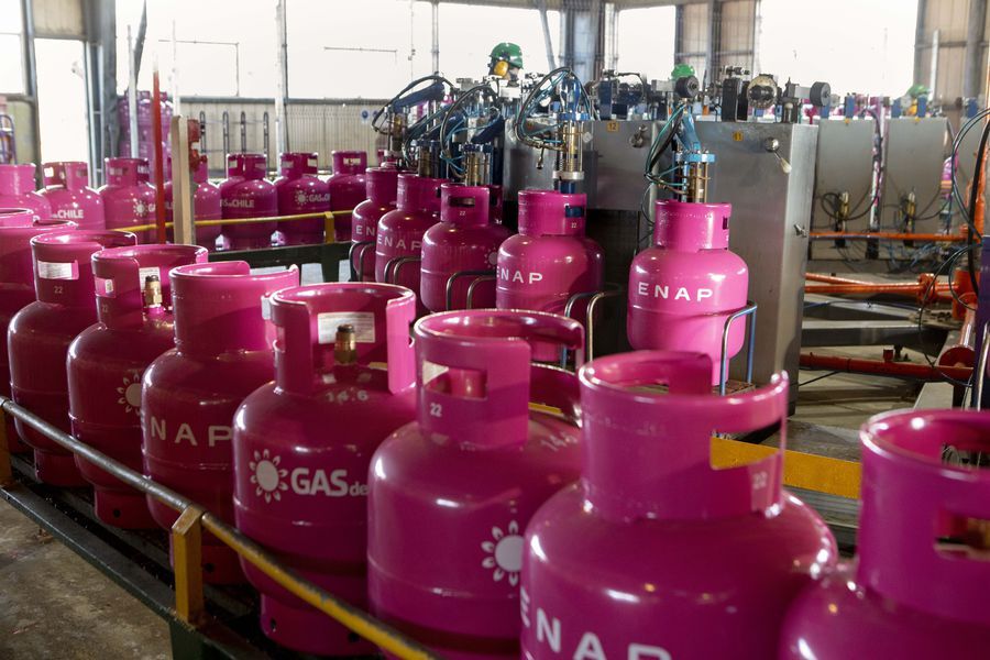 latercera's tweet photo. 🟨#PulsoPM | Los números reservados del piloto de Enap en el gas licuado: 5.743 cilindros vendidos y un costo total de $ 117 mil por unidad https://t.co/Mr7ewTa2Yw https://t.co/JPNgoi1Ac4