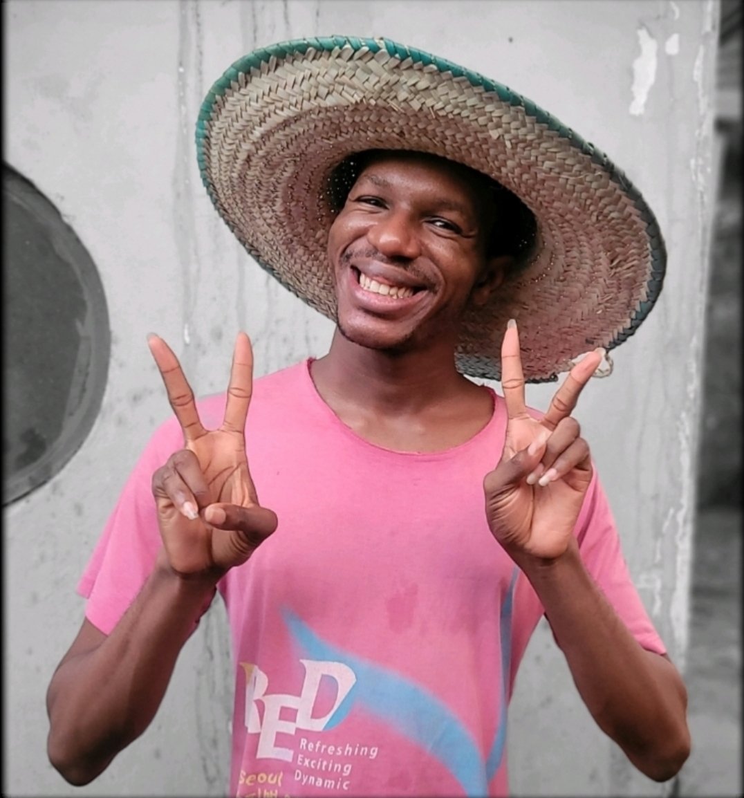 This Emdee Tiamiyu leave hin wife and pikin for village, con follow Oyibo woman japa enter UK.
 E never reach a year sef, hin don already block UK route.
Abeg, for anything wey una dey do for this life, make una no allow Daniel Regha enter Canada ooo  🤝😒
Hin own fit worst