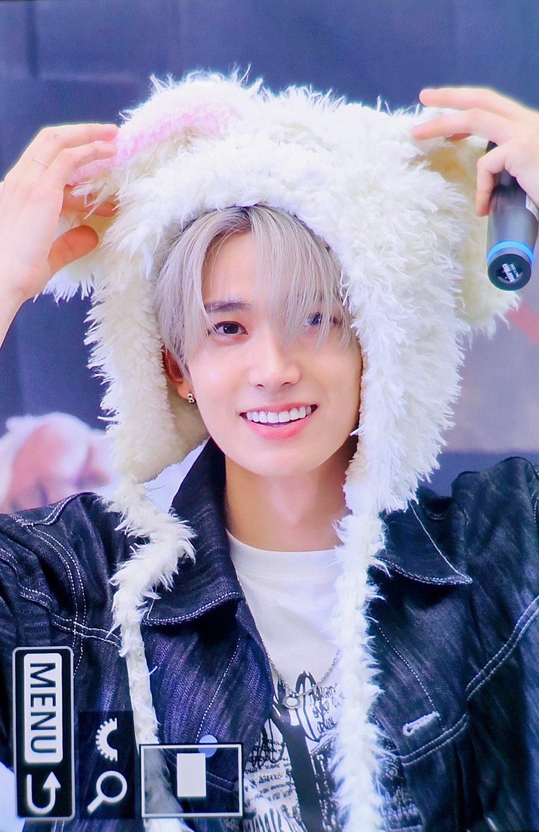 enhypenfansite's tweet photo. [PRE] 230524 Heeseung – M2U Record Fansign

cr.@/jinjeobhotguy 
#ENHYPEN #엔하이픈 #HEESEUNG #희승
@ENHYPEN @ENHYPEN_members https://t.co/0Iy6U5BeVQ