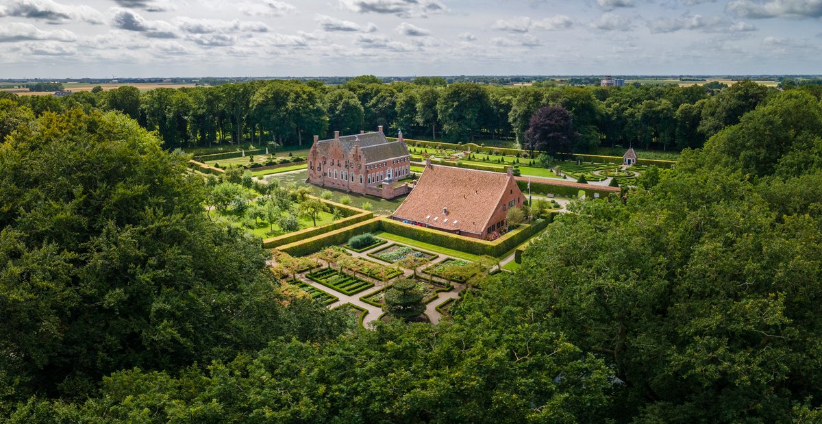 TOP 3 | Meer dan 15.000 mensen brachten hun stem uit op hun favoriete kasteel. De Menkemaborg, Heerlijkheid Mariënwaerdt en Markiezenhof in Noord-Brabant hebben de meeste stemmen ontvangen en staan in de top 3. Welk kasteel de hoofdprijs van €15.000 heeft gewonnen, wordt...