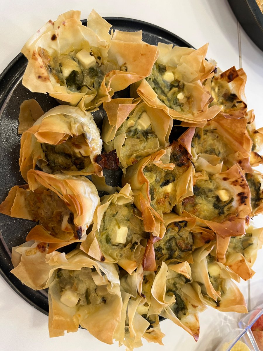 GueronNoa's tweet image. Happy holiday in our lab today with great food followed by an inspiring presentation by Yael Dann about paternal depression, infant RSA and early empathic behaviors. #Shavuot