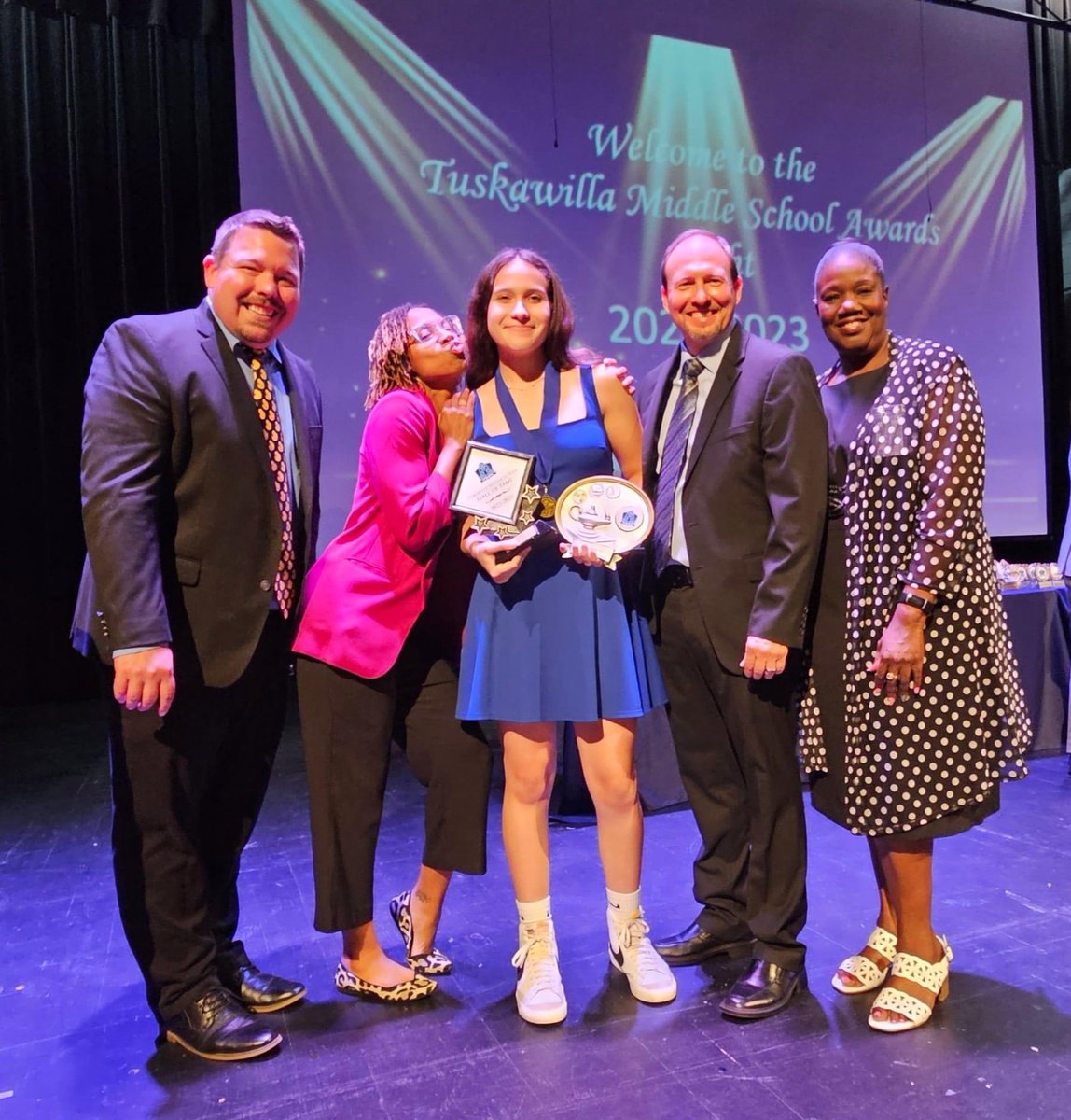 ElenaMedel15's tweet photo. Had my basketball end of season party, school awards night, 8th grade dance and back with my travel softball team. Awarded: maintaining a straight A’s for all three years, athletic achievement medal and my school’s Hall of Fame! Now it’s time for Summer softball. @LHSoftball https://t.co/NreekKmKRa