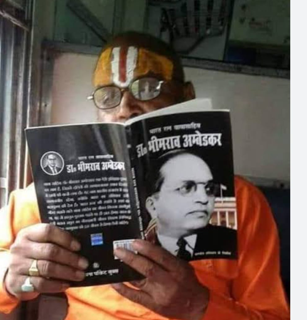 शूद्र घूमे मंदिर-मंदिर पुजारी बने पंडित जी! शूद्र बेचारे दान चढ़ावे मौज उड़ाए पंडित जी! रामायण गीता पुराण शूद्र पढ़े संविधान पढ़े पंडित जी! शूद्र सभी भक्त बन गए 90% जज बन गए पंडित जी। शूद्रों की जय हो।🤣