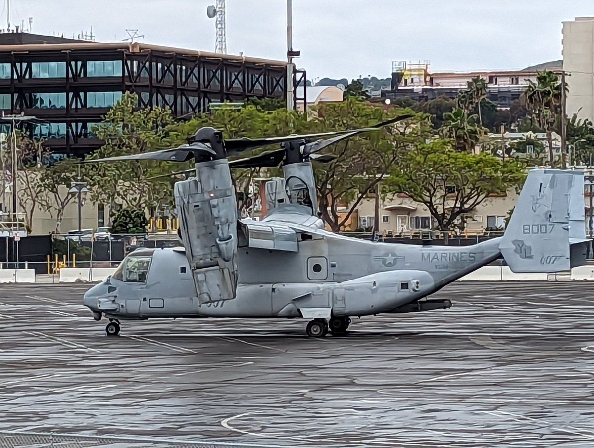 Jdlazo's tweet image. The load in for #LAFleetWeek2023 has begun! This year, the Defence Support to Civil Authorities drill is practicing the set-up of a landing coordination point. #EMGTwitter
