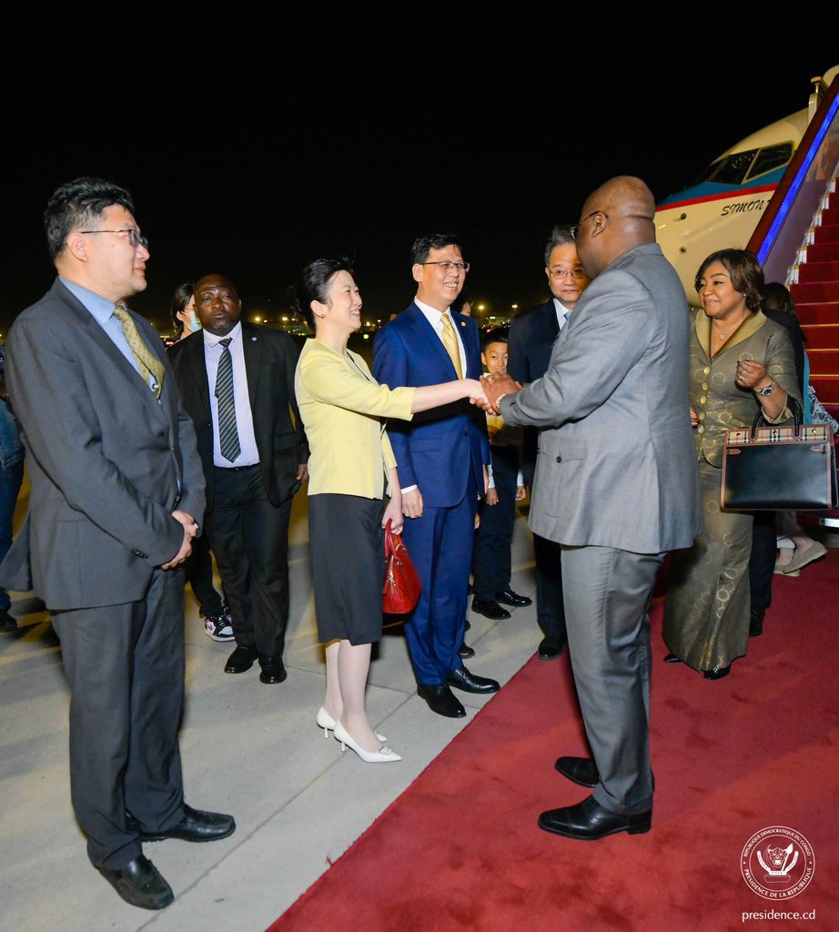 RDC 24.05.2023|#Beijing
Le Président Félix Tshisekedi accompagné de la Première Dame, Denise Nyakeru, est arrivé ce mercredi soir (22 h locales), à #Beijing pour sa première visite d’Etat en #Chine.Objectif : redynamiser les relations bilatérales sino-congolaises.