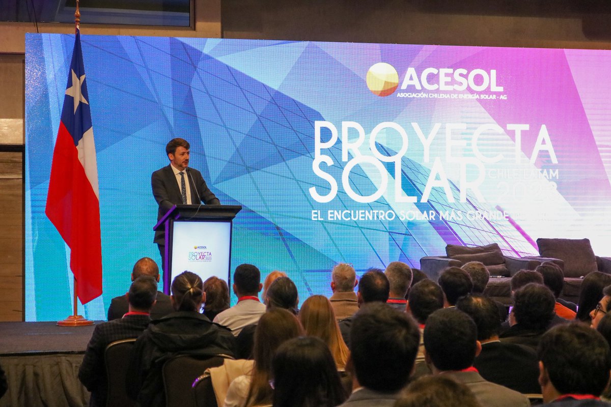 MinEnergia's tweet photo. Ministro @DiegoPardow participó en el encuentro #ProyectaSolar2023 junto a representantes de la industria. ⚡️

En la instancia destacó las medidas de nuestra #AgendaSegundoTiempo para avanzar en más energías renovables para Chile. https://t.co/gsPsloBRqW