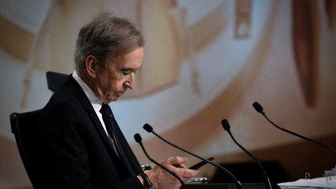BFMTV's tweet photo. Plus de 11 milliards de dollars perdus en un jour: Bernard Arnault au coeur de remous boursiers
https://t.co/uzqidqFKzn https://t.co/e8LKIoC82X