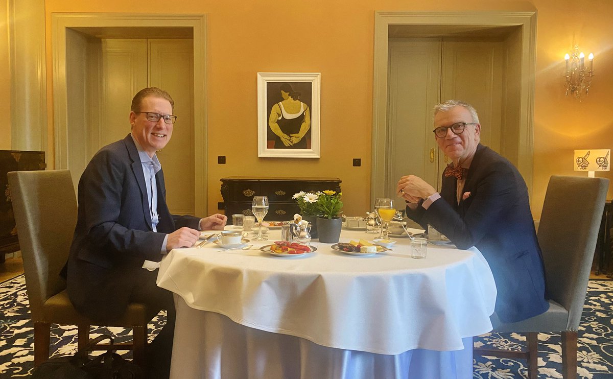 Wie weiter beim Lohn- und Sozialschutz im Verhältnis 🇨🇭🇪🇺? Ein Besuch von <a href="/adrianwuethrich/">Adrian Wüthrich</a>, Präsident von <a href="/TravailsuisseCH/">Travail.Suisse</a> bot Gelegenheit für einen Informations- und Meinungsaustausch über den Stand der Diskussionen. Mein Eindruck: Es gibt Bewegung aufeinander zu.