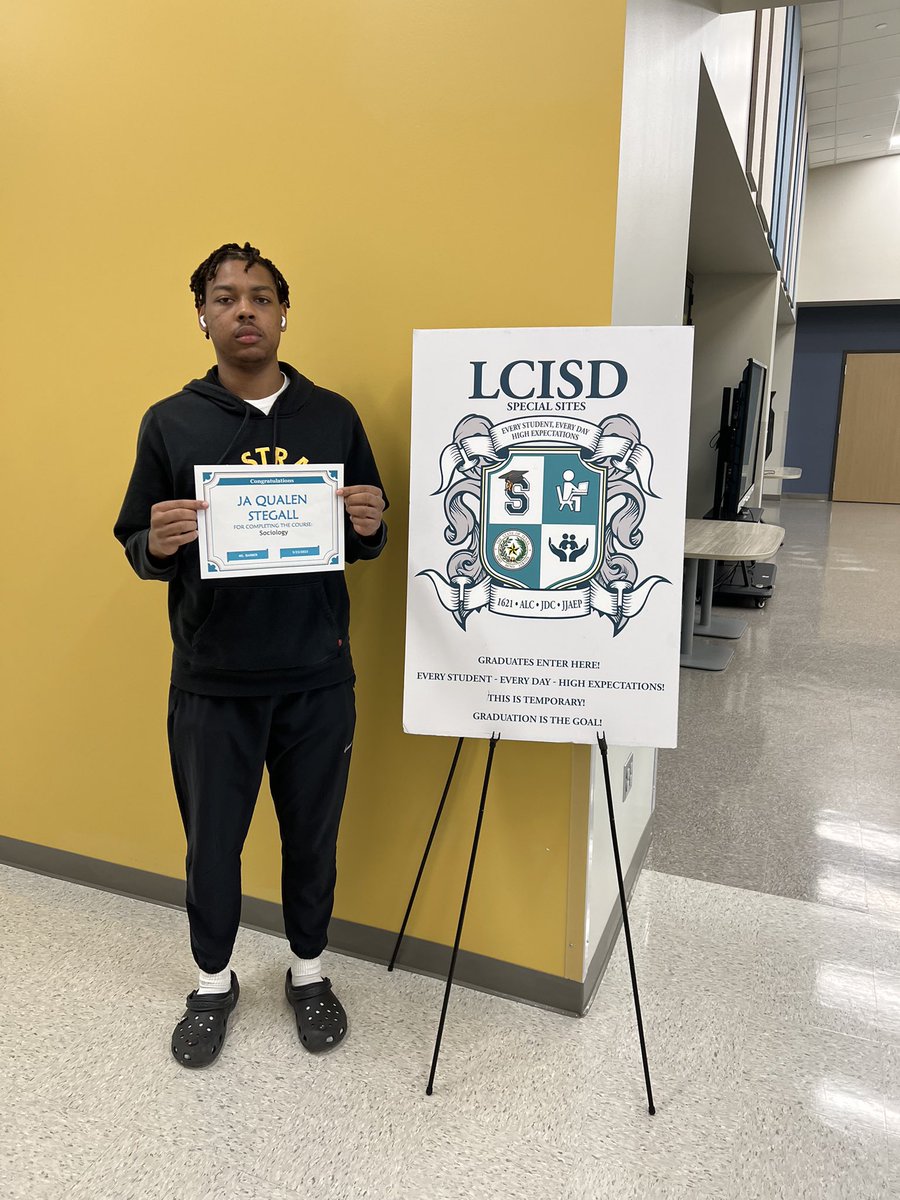 EveningFlex's tweet photo. Congratulations to Ja’Qualen P. from Lamar Consolidated High School for earning his Sociology credit at 1621 Place Evening Flex. Way to go! We are so proud of you! @lcisd_specials @LCHS_Mustangs #SpecialSitesSuccess #betheonelcisd https://t.co/jXWlGlb7EZ