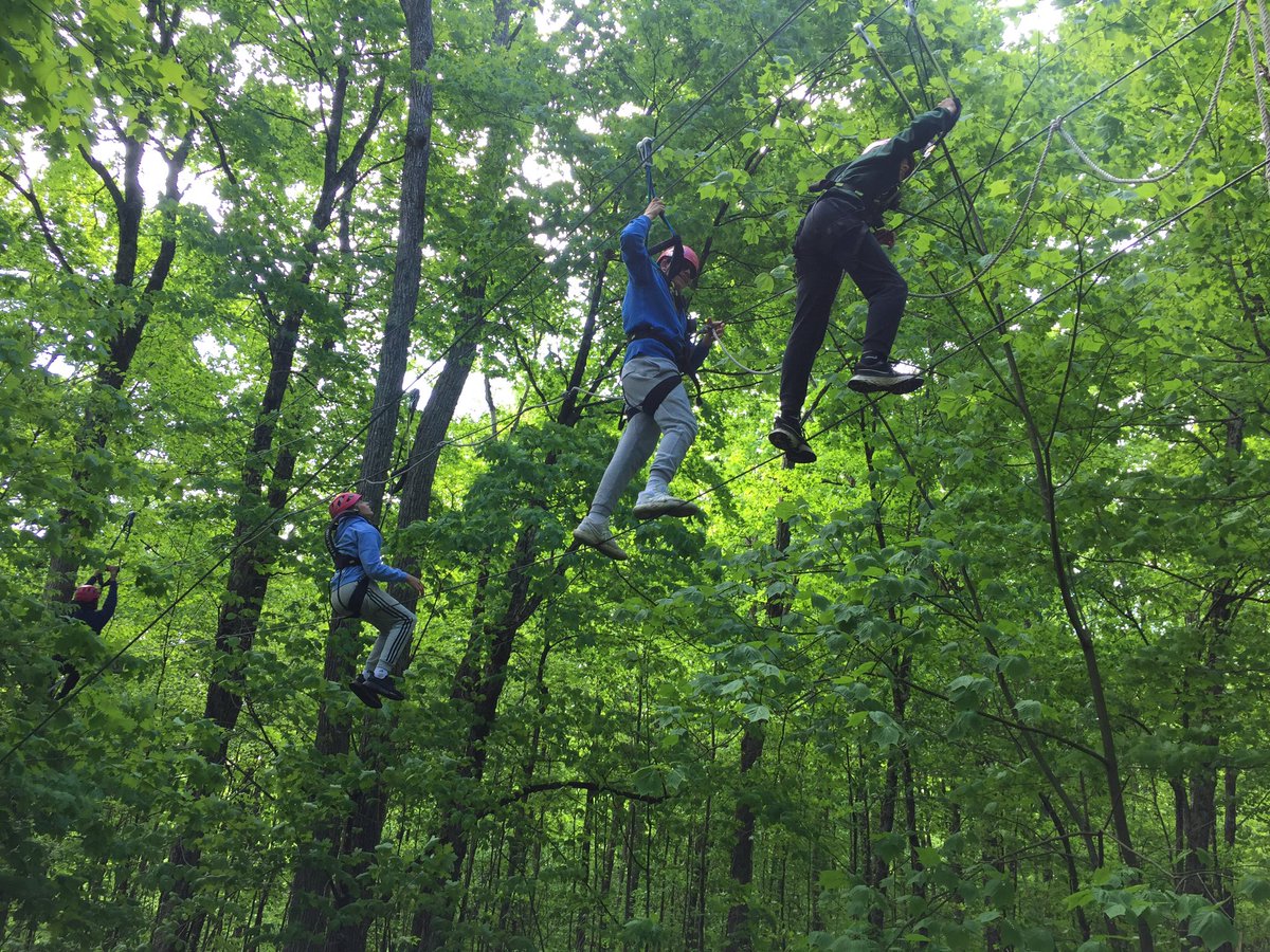 andrgrade8's tweet photo. Students loving the high ropes.  @campmuskoka @St_Andrew145 https://t.co/EezRi1YRtz