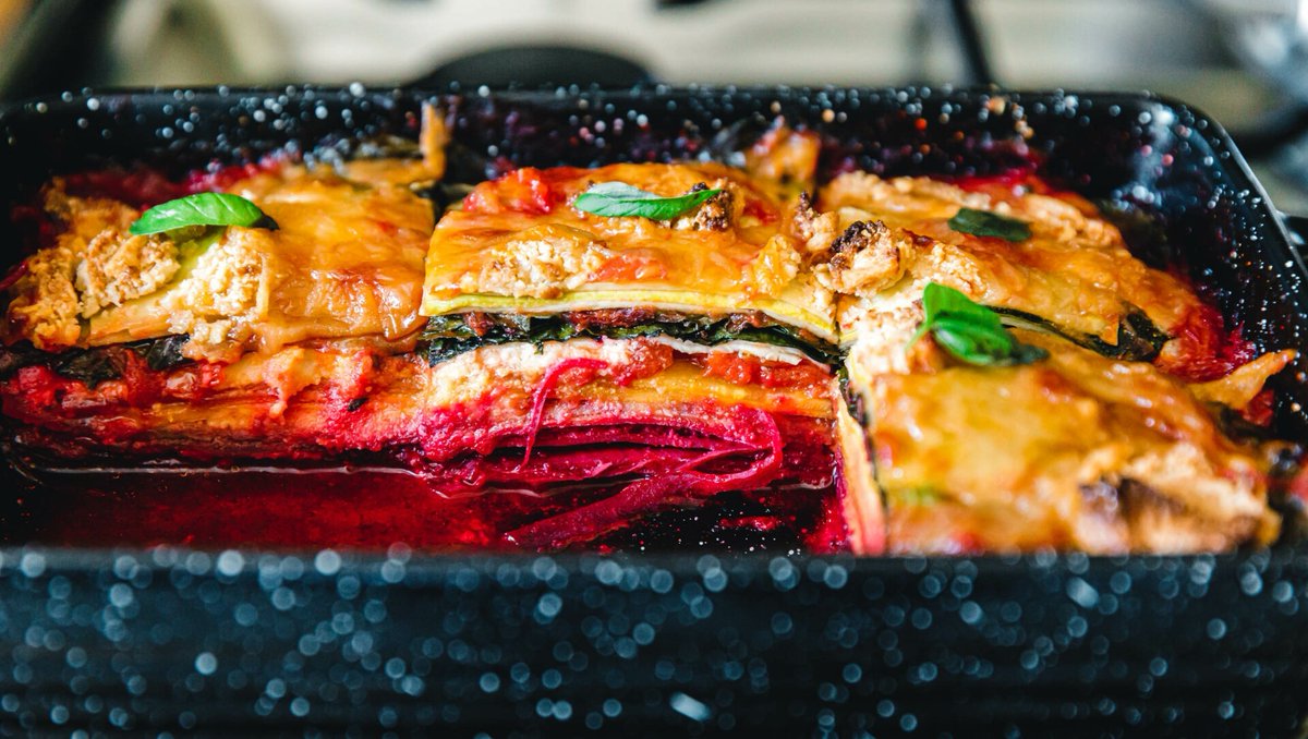 eatthisorg's tweet photo. Bunter wird Lasagne nicht – unsere saftige Regenbogen-Lasagne mit extra viel Gemüse. 🥬🍠🧄🍅🍋 Leicht, lecker und wenn was übrig bleibt: kalt schmeckt sie wie Antipasti. 👌 https://t.co/fZrnEbVO7c https://t.co/1NJjEY4H9D