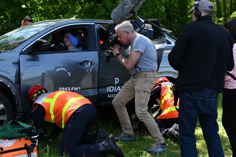 Sdis_95's tweet photo. Cet après-midi, le centre de formation départemental du #Sdis95 accueillait une équipe de @France5tv.

➡️ Objectif du reportage ? Mettre en avant la collaboration étroite entre sapeurs-pompiers 🚒🚨 et constructeurs automobiles 🚕 tel que @renault_fr permettant de faciliter l’intervention des secours et de toujours optimiser la prise en charge de victimes d'accidents de la route.

📣 RDV le 31 mai à 13h40 sur France 5 dans le « Magazine de la Santé »!

L’équipe TV a pu suivre une manœuvre de secours routier aux côtés de l’ #ESR Val d’Oise, nos pompiers spécialistes en secours routier, et d’agents en formation.👩🏼‍🚒🧑🏻‍🚒