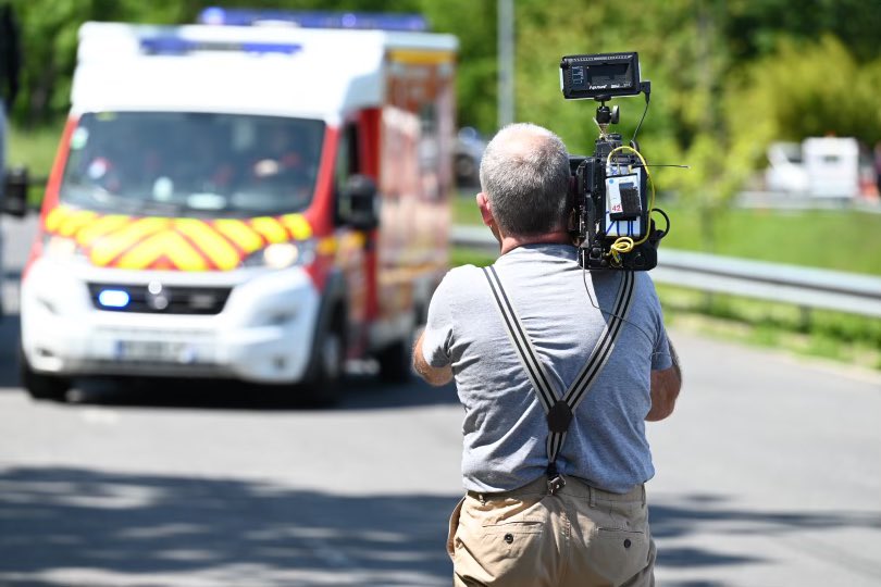 Sdis_95's tweet photo. Cet après-midi, le centre de formation départemental du #Sdis95 accueillait une équipe de @France5tv.

➡️ Objectif du reportage ? Mettre en avant la collaboration étroite entre sapeurs-pompiers 🚒🚨 et constructeurs automobiles 🚕 tel que @renault_fr permettant de faciliter l’intervention des secours et de toujours optimiser la prise en charge de victimes d'accidents de la route.

📣 RDV le 31 mai à 13h40 sur France 5 dans le « Magazine de la Santé »!

L’équipe TV a pu suivre une manœuvre de secours routier aux côtés de l’ #ESR Val d’Oise, nos pompiers spécialistes en secours routier, et d’agents en formation.👩🏼‍🚒🧑🏻‍🚒