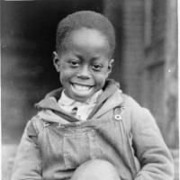 Le moins qu'on puisse dire sur l'enfance de Louis Armstrong, c'est que ce n'était pas 'La vie en rose'. Né le 4 août 1901 d'une mère âgée de 16 ans, abandonné par son père dès sa naissance, il a grandit dans une extrême pauvreté, sa mère en arrivant même à se prostituer...⬇️