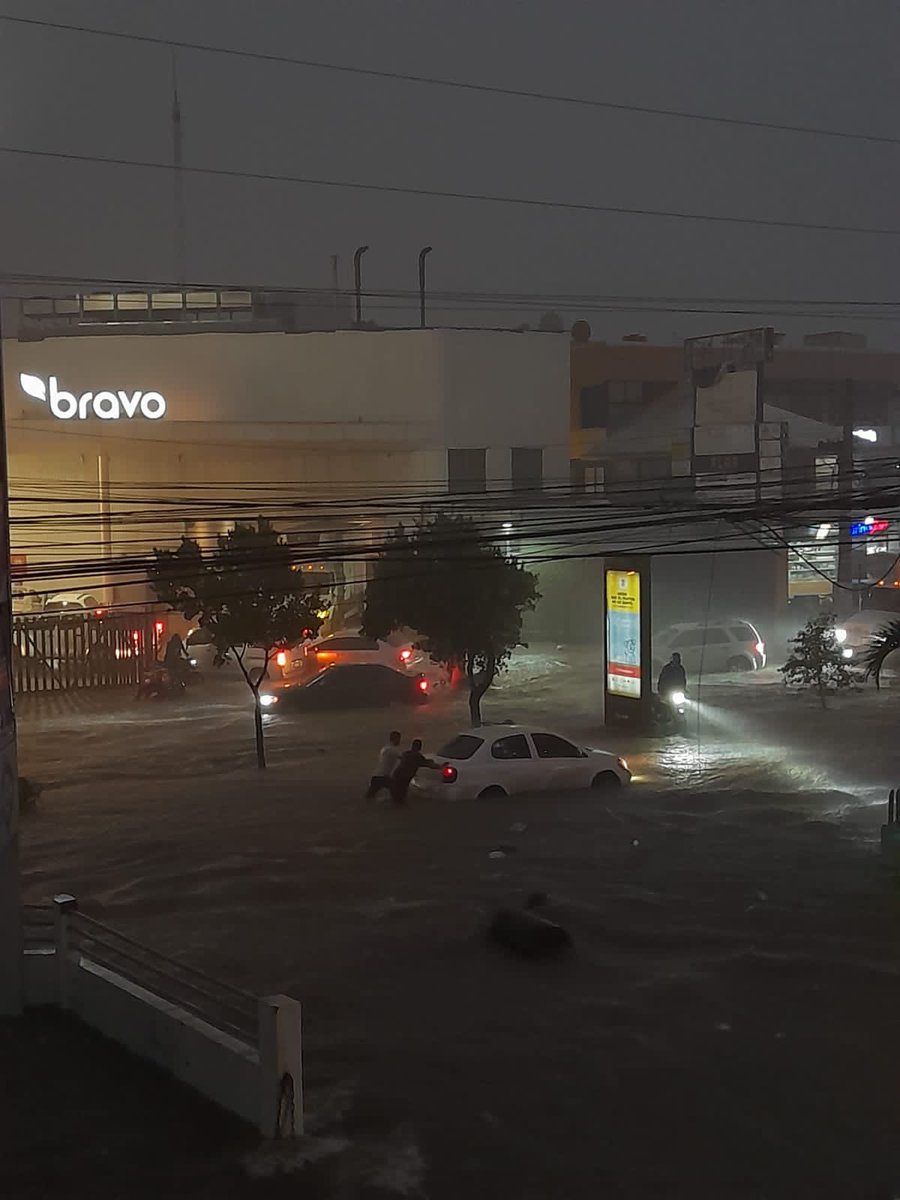 chnbroke's tweet photo. yo viendo cómo el diluvio que está cayendo hoy me recuerda al fatídico 4 de noviembre 💀 https://t.co/d4C1PZwfp0