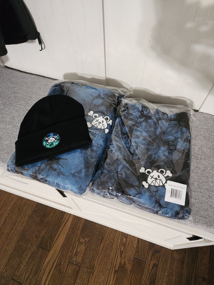 YeetStreetNFT1's tweet photo. Bears are built different. @LLCubKing you asked if there was a way to get merch in our @killabearsnft Space. So here you go, I'm sending you the full set from our last merch drop. Enjoy fam and pass it on 🐻#Killabears #wednesdaythought #WednesdayMotivation https://t.co/hi1PzIvobc