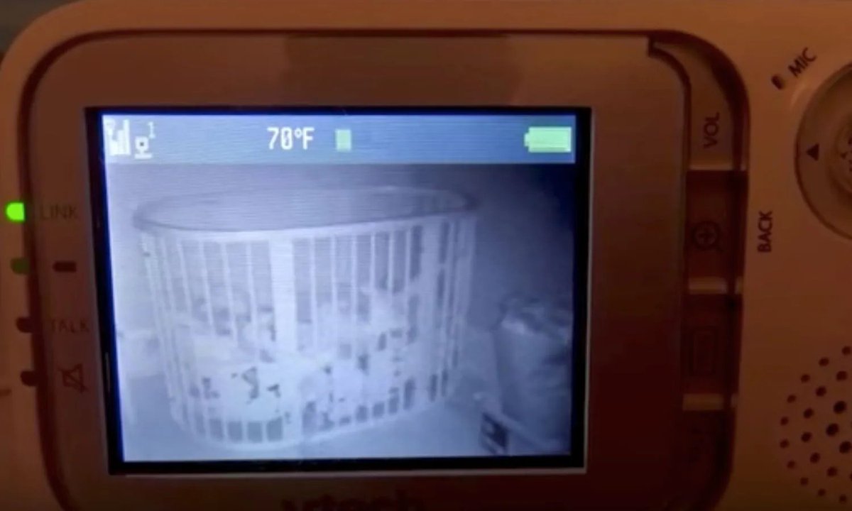 📍 La mujer que inspiro la película de la huérfana, Parte 1.

El 7 de mayo del 2007, una familia compro un monitor cámara para vigilar a su hijo, pero la cámara captaba la señal de otro lugar, y lo que la familia veía en la imagen eran dos niños desnudos+