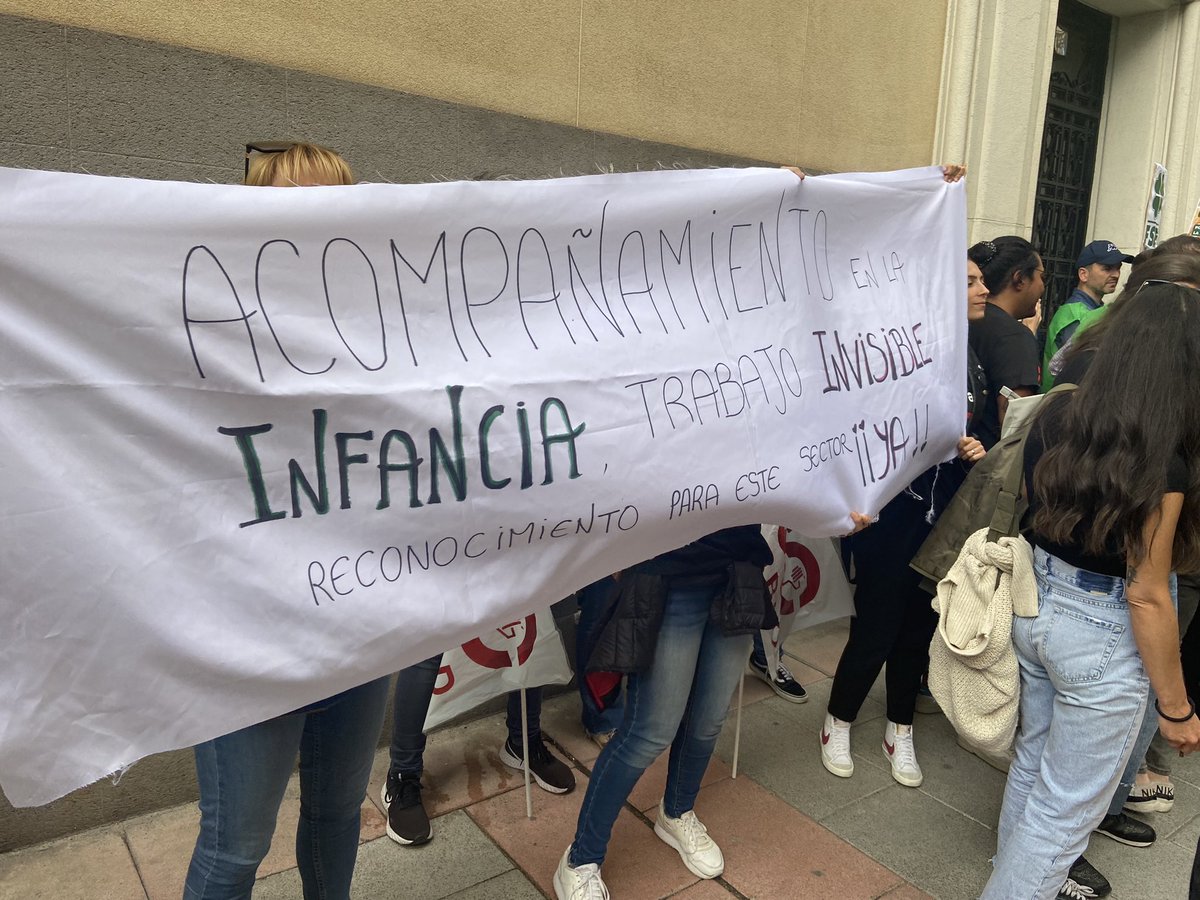 ¡No guardamos, educamos! Gran ambiente en la concentración en defensa de las trabajadoras del Convenio de Educación Infantil.
#SalariosDignosInfantil #SOSEducaciónInfantil