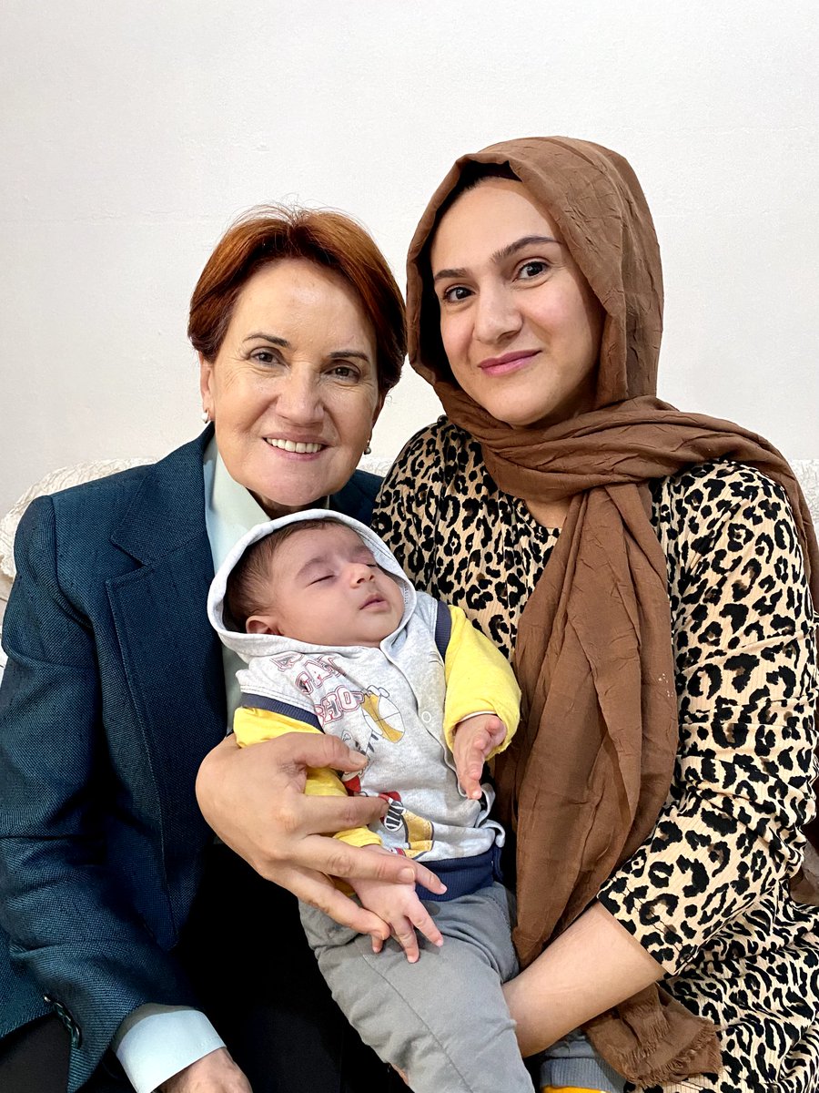 meral_aksener's tweet photo. Esenler’de evleri ziyaret ettik.

Aynı acıları paylaşan ellerimiz hep bir olacak, hep beraber olacak.

Bugünleri hep birlikte atlatacağız… https://t.co/F3cLr2iIRZ