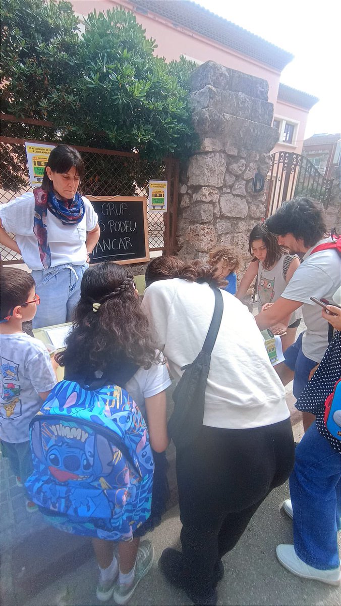 Mes signatures a la porta de les escoles Públiques de Gavà. #NoTancamentI3PublicaGava