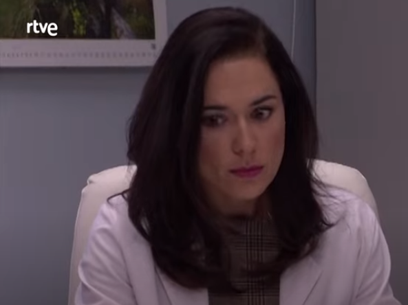 Así se queda1tía cuando su sobrina le cuenta que tiene llagas en sus partes y que ha mantenido relaciones sexuales con su novio y no sabe si se ha podido quedar embarazada o no aunque sea médico Mónica Centro Médico chica de la sonrisa eterna @evamarciel #Bravo  mañana nueva cita