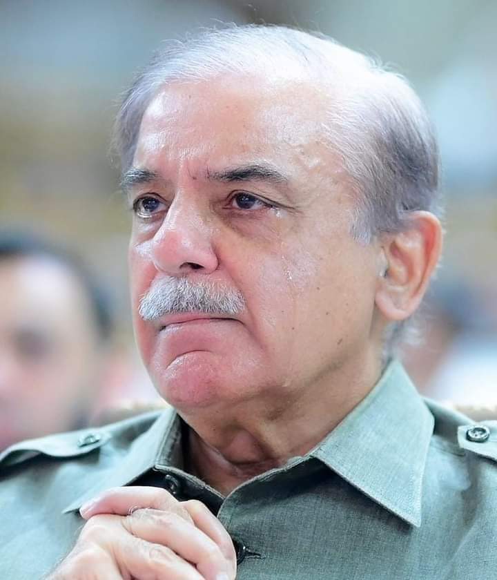 The pain💔
وزیراعظم پاکستان فوج کے شہیدوں کی تصاویر اور وڈیوز ان کی ماؤں اور بچوں کے سامنے دیکھ کر رو پڑا 😓😥