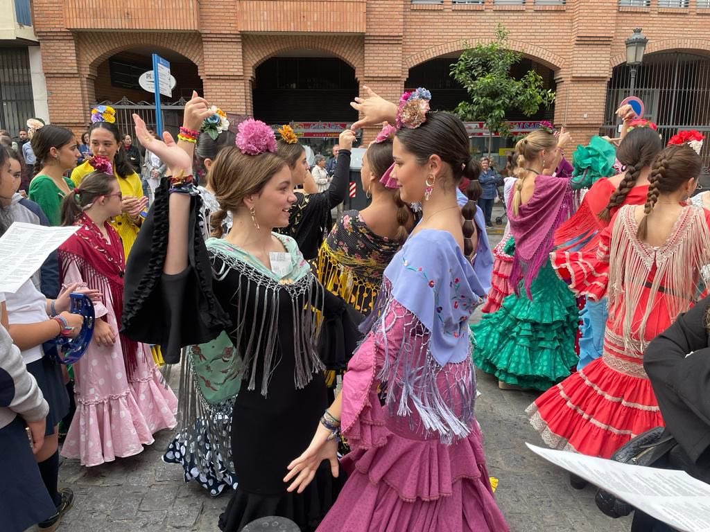cardenalSPH's tweet photo. !PORQUE SOMOS DE HUELVA!💃  Salimos al encuentro de la Hermandad de Emigrantes un año más👏 . Nuestro cante y baile son ofrendas para un simpecado con el que compartimos historia. #experienciaSPH #hermandademigrantes https://t.co/bGjxmE5xRM