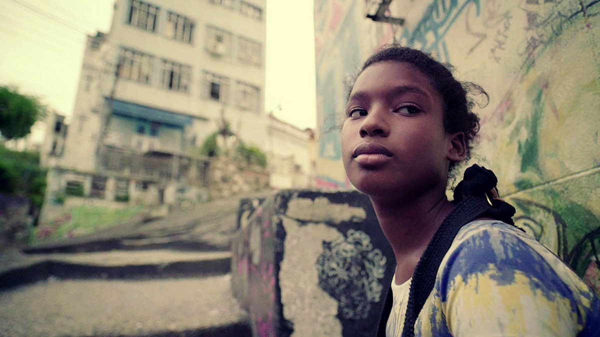 filmes_e_filmes's tweet photo. O longa segue Tati, uma menina introspectiva de 13 anos que luta para se conectar com seu estranho pai, Jaca, recém-saído da prisão em um momento turbulento, enquanto a polícia “pacificadora” luta para ocupar as favelas ao redor do Rio.🎥🇧🇷
#pacificado #paxtonwinters #joseloreto https://t.co/MLVikk11rm