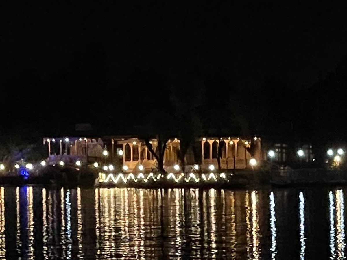 NEETAS11's tweet image. Still waters of a #DalLake  reflect the beauty around it. #waterreflections #kashmir