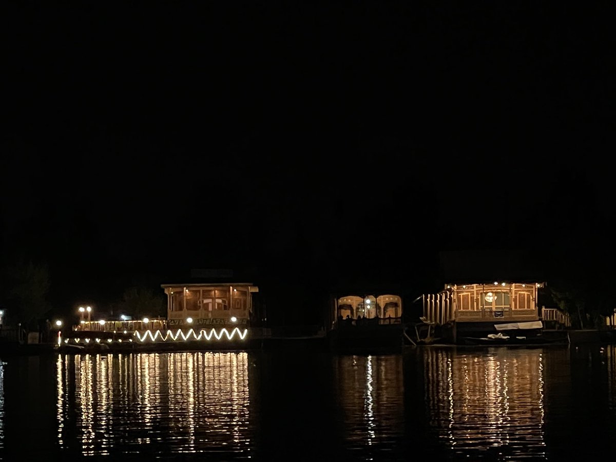 NEETAS11's tweet image. Still waters of a #DalLake  reflect the beauty around it. #waterreflections #kashmir