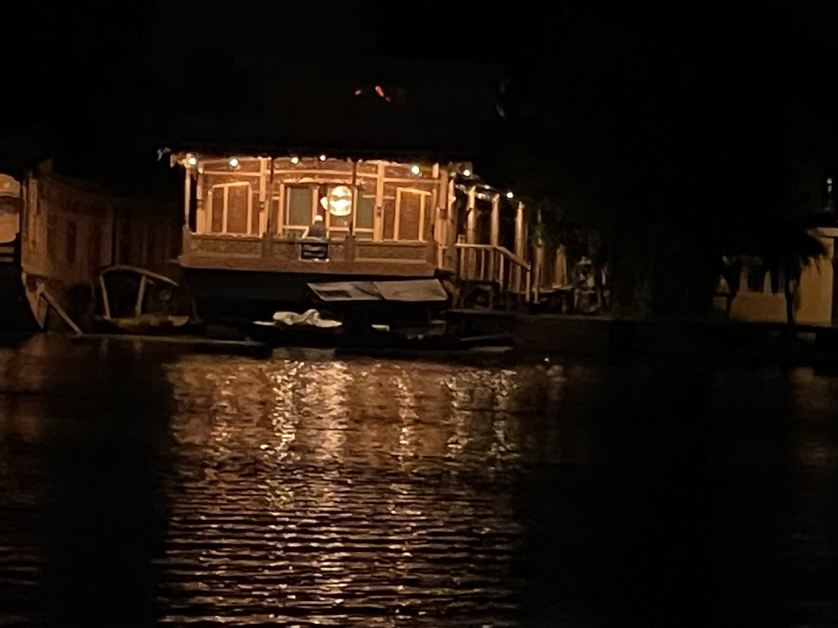 NEETAS11's tweet image. Still waters of a #DalLake  reflect the beauty around it. #waterreflections #kashmir