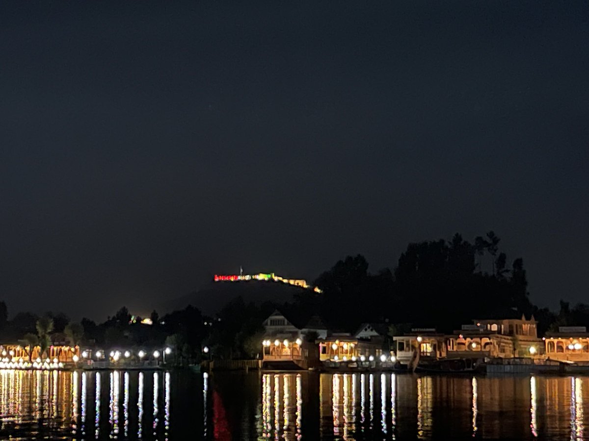 NEETAS11's tweet image. Still waters of a #DalLake  reflect the beauty around it. #waterreflections #kashmir