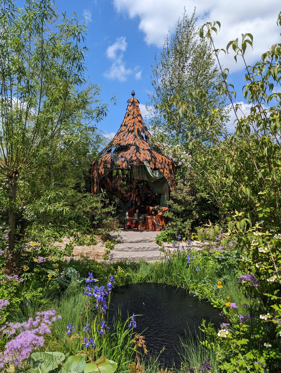 I was lucky enough to go to the Chelsea Flower Show today. So much beauty in one place, absolutely blown away. The Boodles garden in the photo was my favourite ❤️ #chelseaflowershow2023