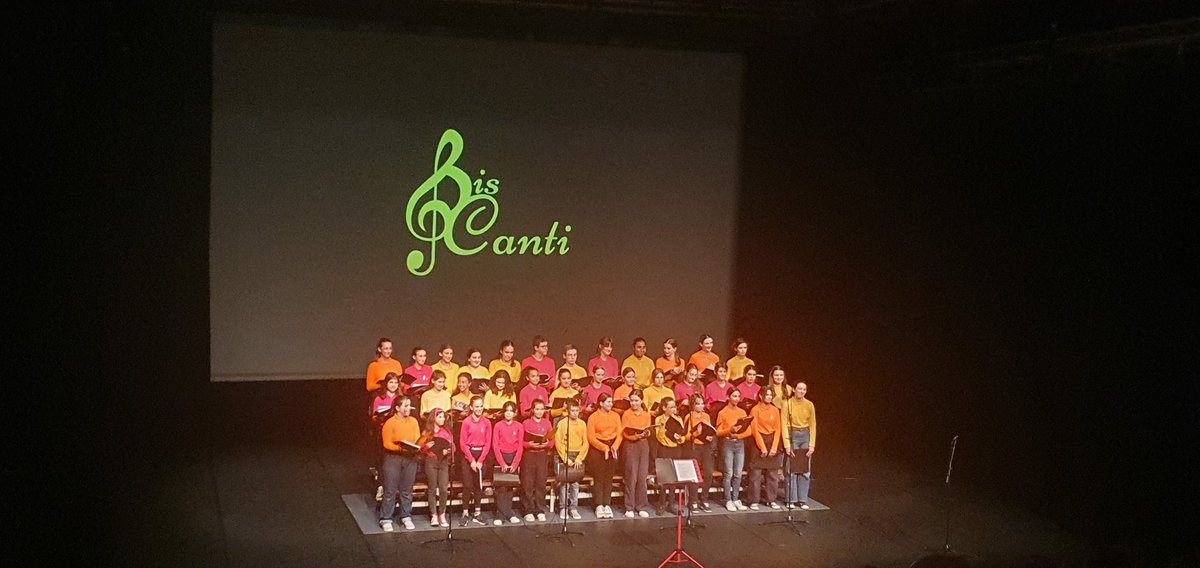 ClgMermoz40600's tweet photo. @ClgMermoz40600 
Bravo à la chorale Biscanti et à La troupe de Théâtre pour ce magnifique spectacle. Merci à tous les élèves, aux professeurs engagés pour la réussite des élèves du collège Jean Mermoz de Biscarrosse. 
✅️parcours culturel et artistique. https://t.co/l868418n8D