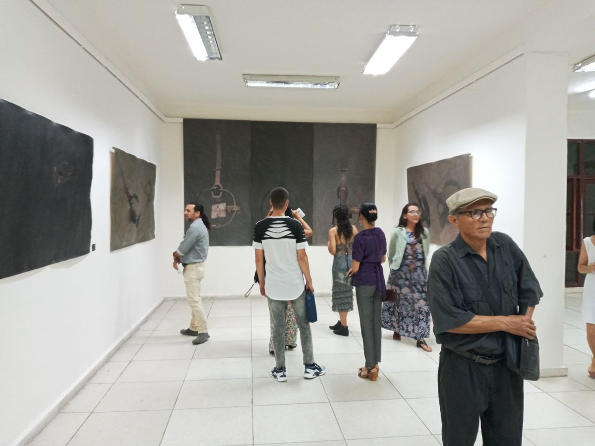 Nuevas #exposicionesdearte en #Camagüey (II parte).
La galeria República 289, abrió la muestra personal de Francisco Bernal titulada El Tiempo es oro, aproximadamente una veintena de lienzos que le permiten reencontrarse con el público cubano después de 30 años. 
#CubaEsCultura