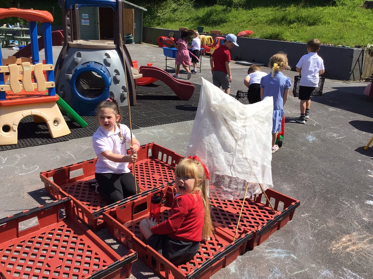 Penclawdd's tweet photo. #Pencpeng. This week following on from #LocalHistoryMonth Reception have been set a mission to sort the cockles into big and small - the small we pop back in the estuary to regenerate and grow. Today the children build a boat to bring the cockles back in! #Penchum #PencEIC https://t.co/e9cgsCSkZc