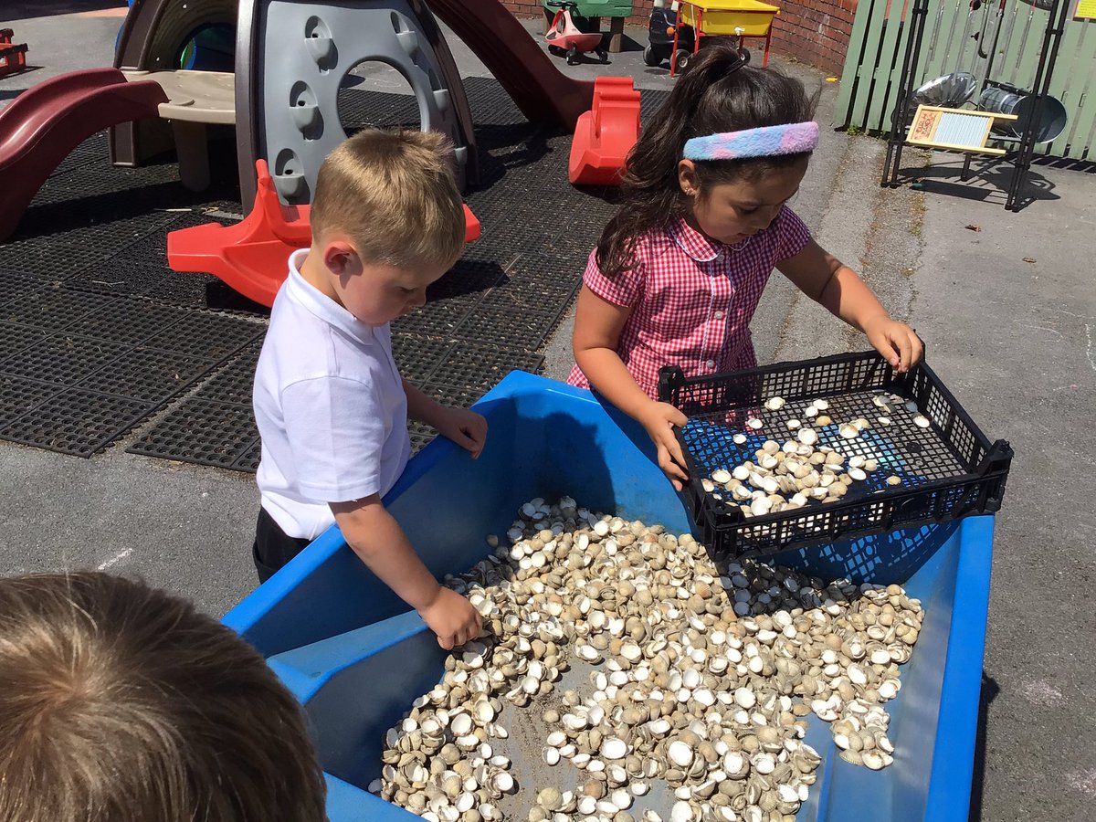 Penclawdd's tweet photo. #Pencpeng. This week following on from #LocalHistoryMonth Reception have been set a mission to sort the cockles into big and small - the small we pop back in the estuary to regenerate and grow. Today the children build a boat to bring the cockles back in! #Penchum #PencEIC https://t.co/e9cgsCSkZc