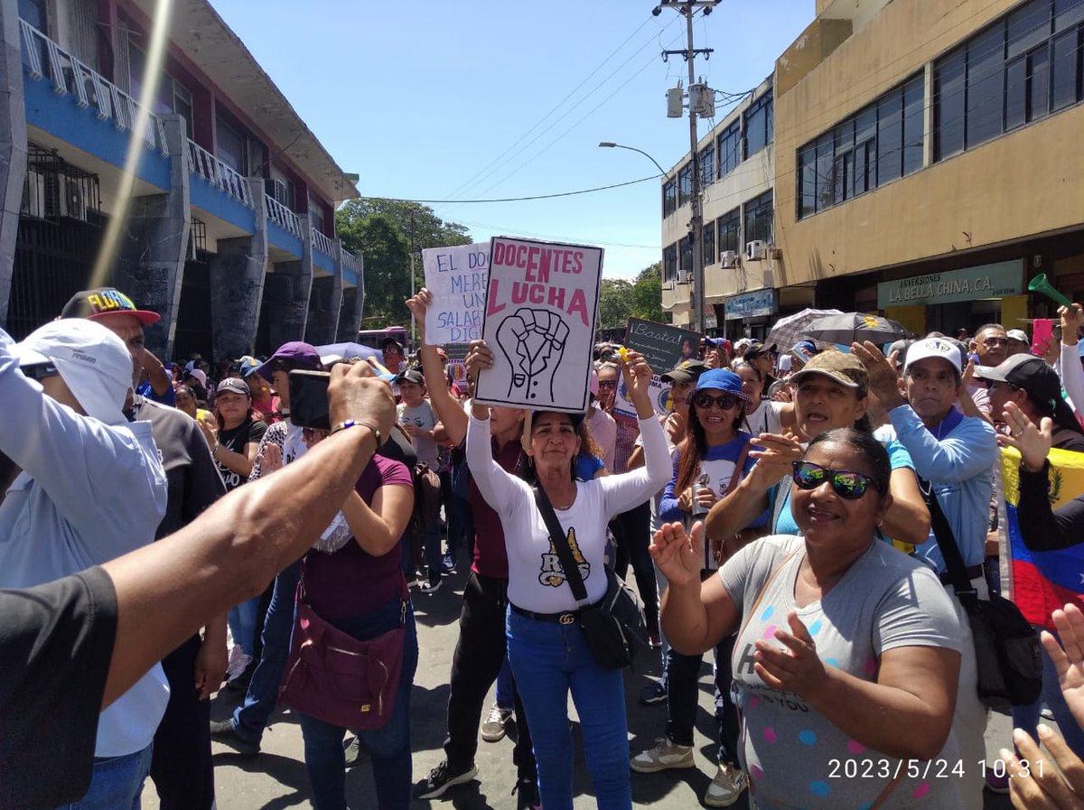 sinvemacumana's tweet photo. #24DeMayi.#Cumaná .AQUÍ ESTAMOS, AQUÍ SEGUIMOS, SOMOS LOS DOCENTES QUE NO NOS DAMOS POR VENCIDOS .... https://t.co/cYcaEJmJON