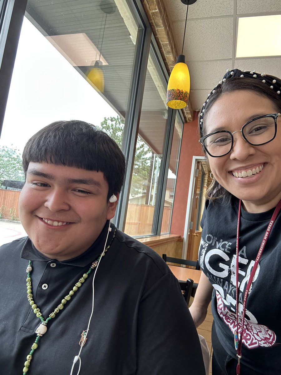 guevarasonia02's tweet photo. When you bump into one of your former students at Subway. So of course you have to recreate the photo from five years ago! @BonnerElemHISD #onceatigeralwaysatiger #hisd #eso3 #chavezhighschool https://t.co/uP9OsiWt3Z