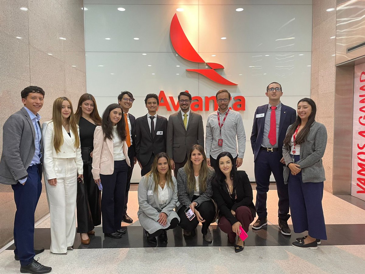 📢Nuestros estudiantes de la clase sobre Empresa y Derechos Humanos en cabeza de nuestro profesor Andrés López, presentaron el trabajo que hicieron para Avianca. Felicitaciones a nuestros estudiantes por contribuir a la mejora de los derechos humanos en el sector empresarial.👏