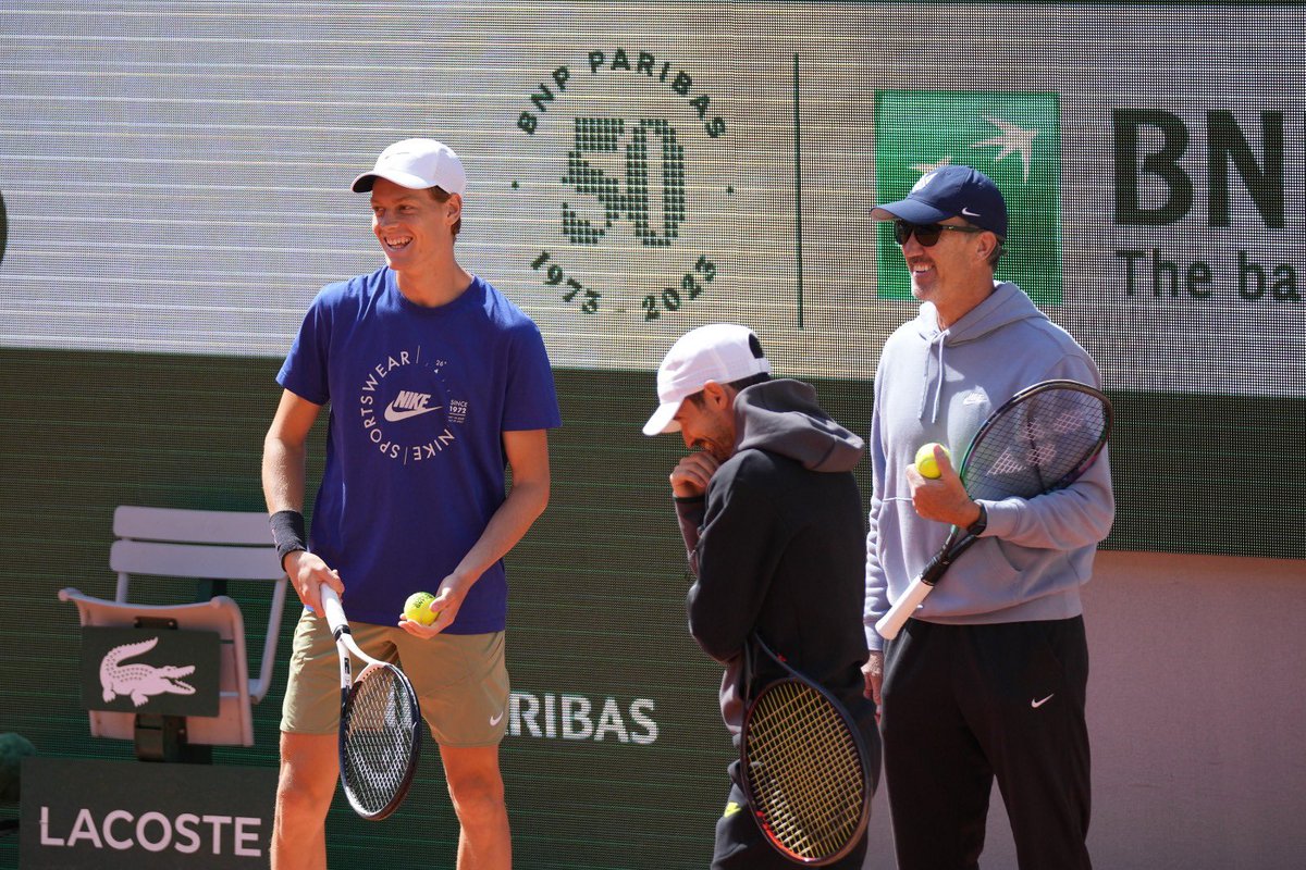 janniksin's tweet photo. Paris 😀 @rolandgarros https://t.co/LuCJ3E3FTi