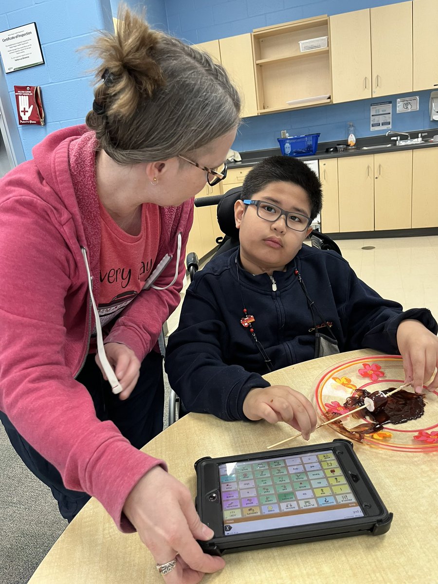 I love working with students in a variety of settings! This student creates and shares yummy food. Modelling language on a student’s device can help them learn to use it more. #everydayimmodelling #Maymonth #AACsupport @MissTravali @HCDSB_SLPs_CDAs @stpetersmilton @HCDSB