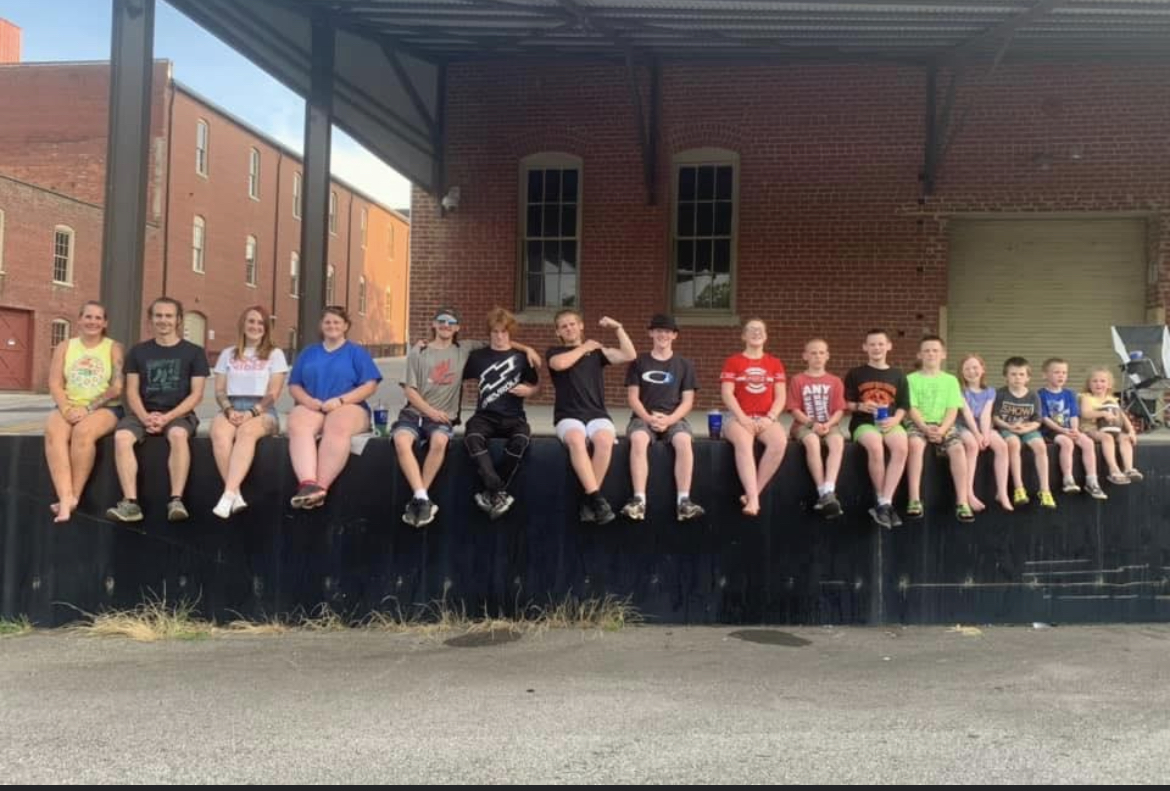 theTrekAT's tweet photo. Newsflash: There’s a huge family on the trail! A single mom and her 15 kids (yes, fifteen!!!) are tackling the AT this season. https://t.co/14WaeK7gFF https://t.co/Qr9AZifFPQ
